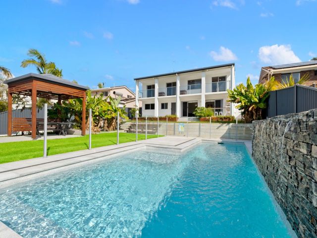 4 bedroom House Mooloolaba 2 large