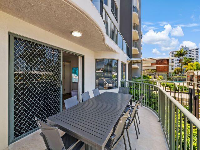 4 bedroom Unit Mooloolaba 1 large