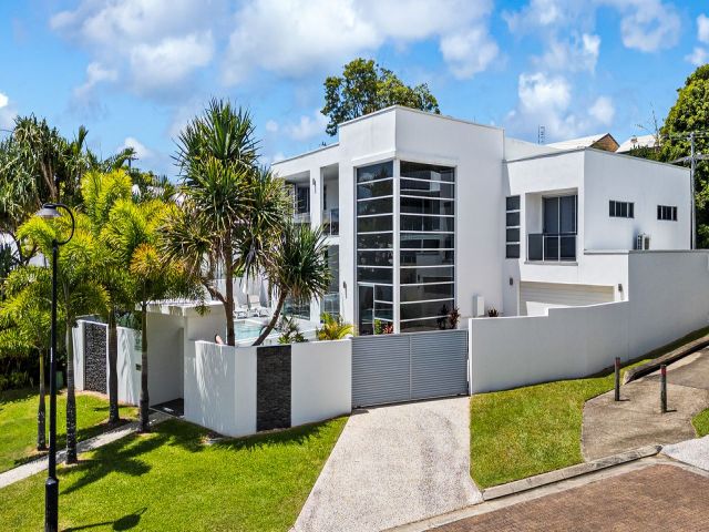 5 bedroom House Alexandra Headland 1 large