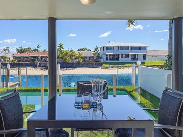 6 bedroom House Mooloolaba 3 large