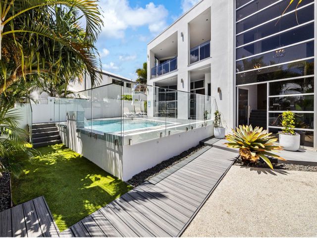5 bedroom House Alexandra Headland 2 large