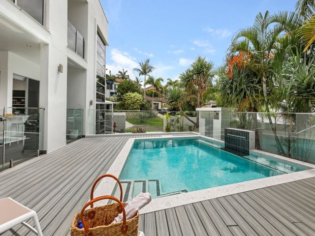 5 bedroom House Alexandra Headland 3 large